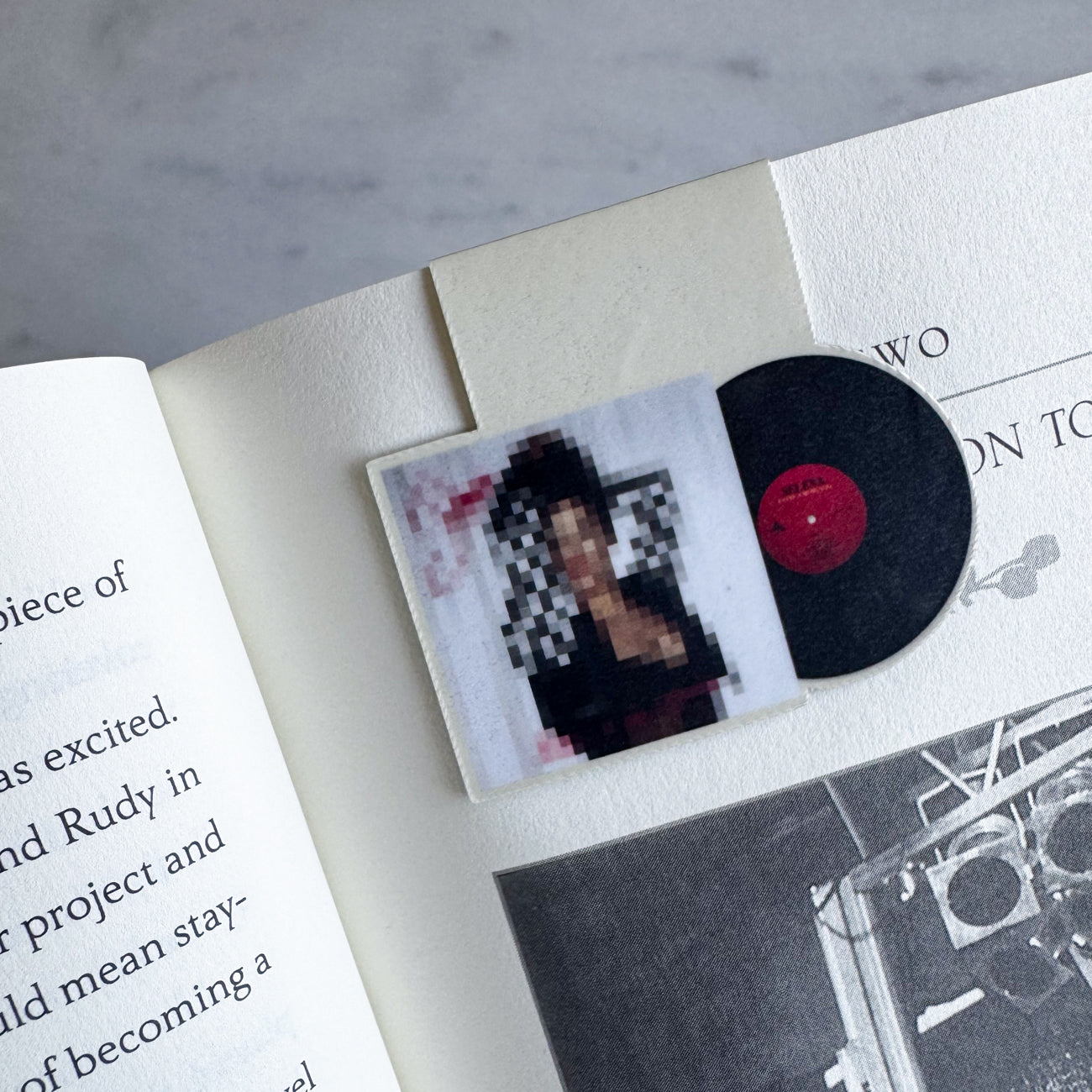 Entre A Mi Mundo Vinyl Magnetic Bookmark